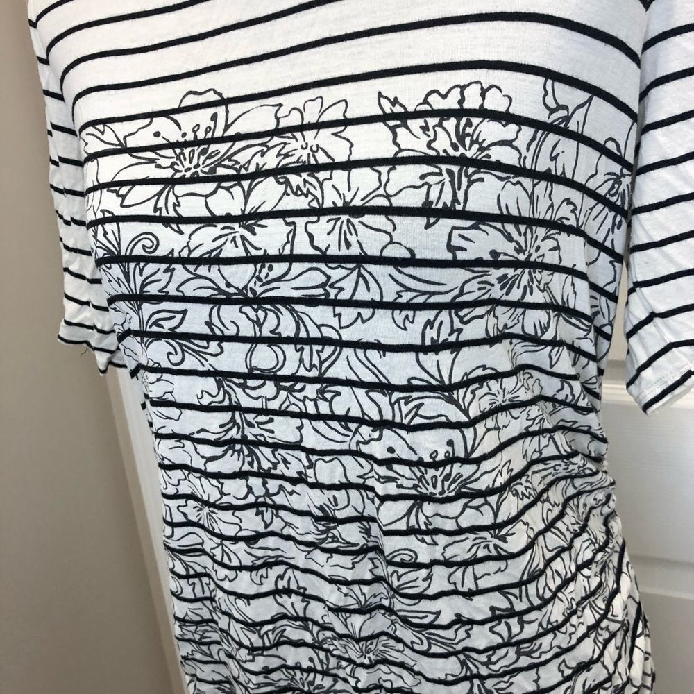 Jessica Simpson Maternity black and white striped floral top, size large - Picture 3 of 9
